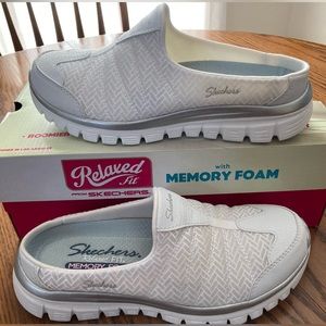 New never worn Skechers relaxed fit w memory foam
